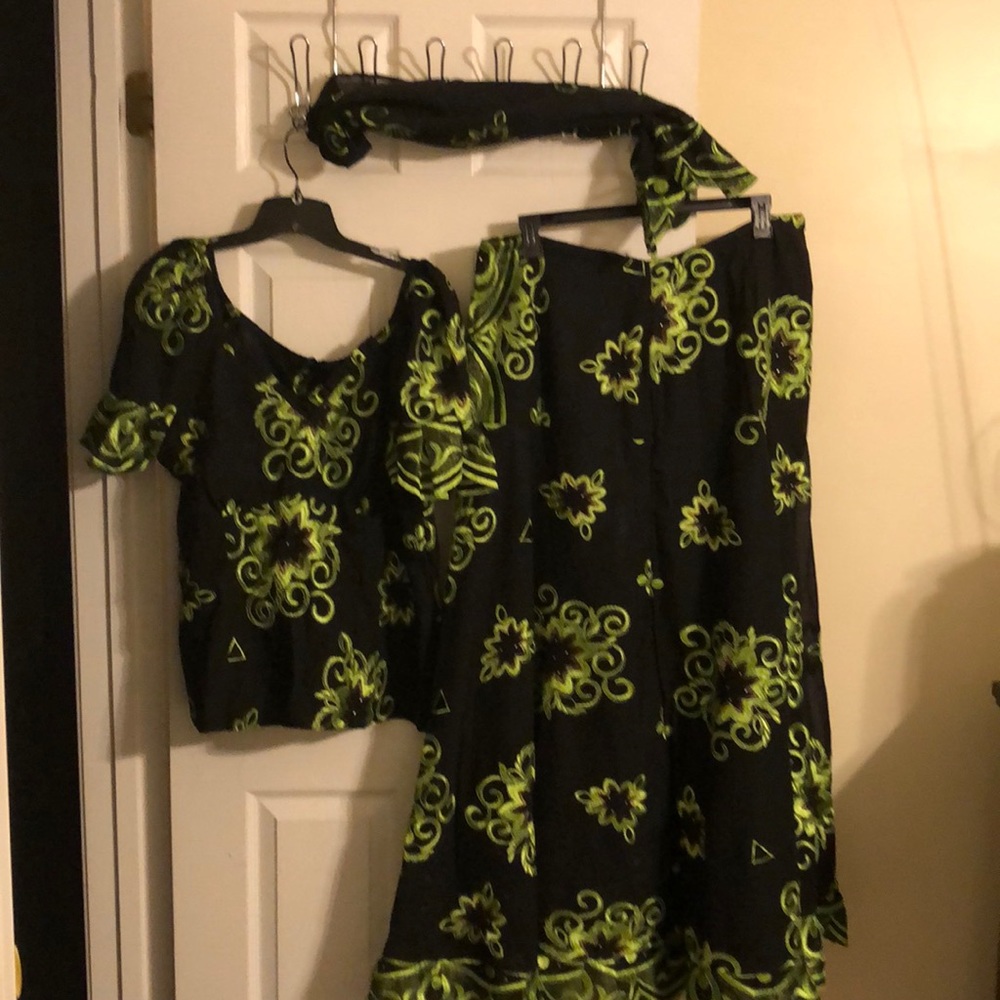 Preowned black/green/gold 3pcs top, skirt & scarf